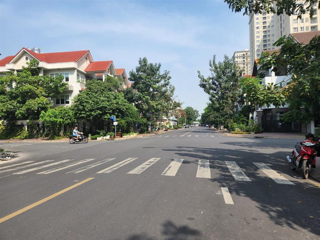 Chính chủ cần bán biệt thự đẹp, thoáng kdc him lam 6a, đường rộng 20m,giá 28 tỷ a hiền 037777279