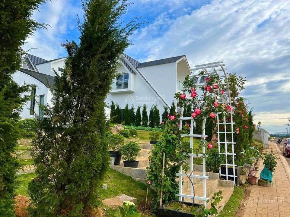 Bán villa ngay trung tâm du lịch bảo lộc. có ban quản lý, hồ bơi, nhà hàng, quán cafe, vườn cây