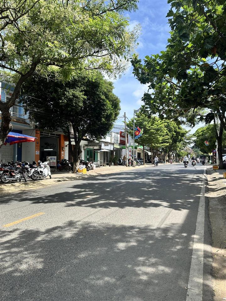 Đất mặt tiền thống nhất / đức trọng phù hợp kinh doanh có đường phụ bên và sau