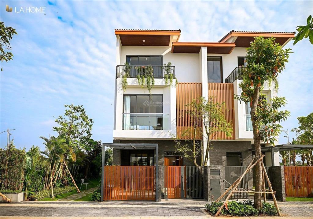 Chính chủ cần bán nhà phố la home, trục b2, hướng nhà đông nam mát mẻ quanh năm.