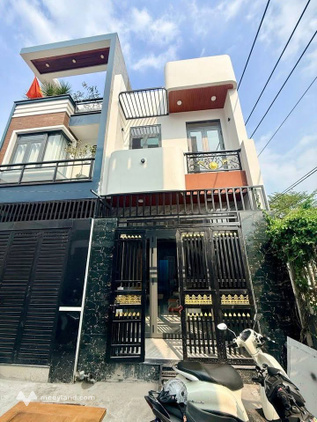 Nhà xây mới 2 tầng, hẻm ô tô, gần chợ đêm Linh Trung, giá 4.68 tỷ