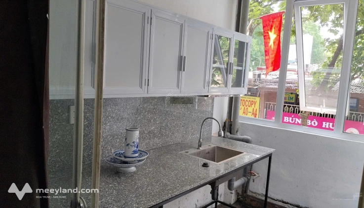 Cho thuê phòng 2 ngủ 1 wc 45m2 tầng 3 mặt phố Đội Cấn, Ba Đình full đồ giá 6 triệu/tháng
