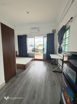 Phòng ban công lớn. Rộng thoáng. Sạch sẽ tiện nghi đầy đủ NT. View thoáng Ngô Quyền Q.10 7tr tháng