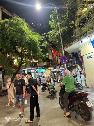 Hàng Hiếm tại Hàng Gai .DT 40m2 mặt tiền 3m phù hợp làm trưng bày đồ lưu niệm ,thời trang ,spa nail