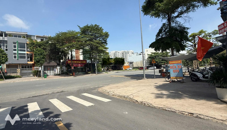 Cho thuê lô góc mặt bằng kinh doanh - Trương Văn Bang, Quận 2. Diện tích: 200m2. LH 0988662915