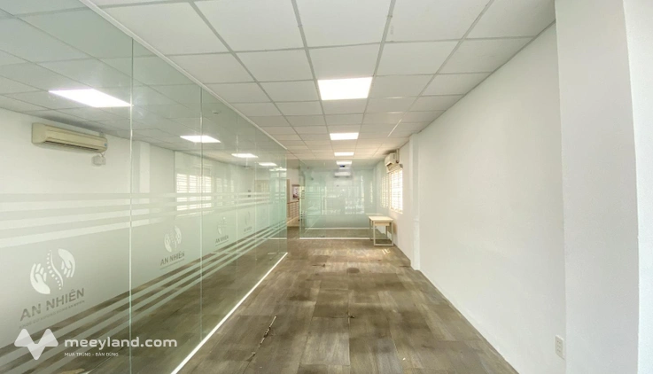 Văn phòng 80m² CMT8 Q3, ngăn sẵn 3 phòng làm việc