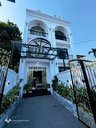 Bán nhà 3 tầng Lại Thế, Phú Vang, có hồ bơi, ô tô tận sân, full nội thất, thích hợp làm homestay