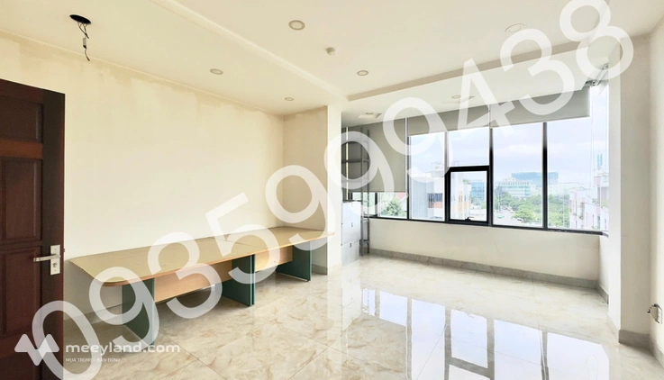 Chủ nhà hỗ trợ đập thông các phòng, tạo không gian làm việc rộng rãi theo nhu cầu