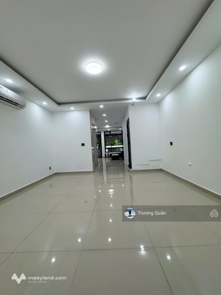 Chính chủ cho thuê tầng trệt hoàn thiện đẹp nằm mặt tiền đường lớn làm văn phòng tại Vạn Phúc City.