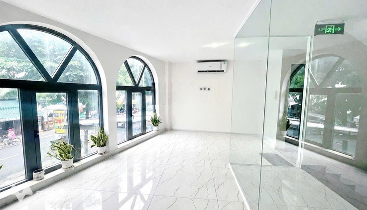 Cho thuê VP Vĩnh Khánh Q4, 90m2, sàn suốt, có sân đậu xe hơi, đầy đủ ánh sáng tự nhiên