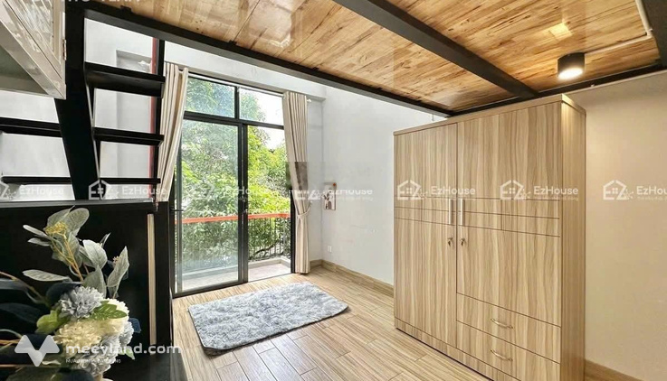 Trống lại phòng ban công ngay Nguyễn Ảnh Thủ