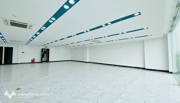 Cho thuê văn phòng mặt đường Phạm Văn Đồng - Cầu Giấy - Hà Nội / 200m² / Chuẩn VP hạng B
