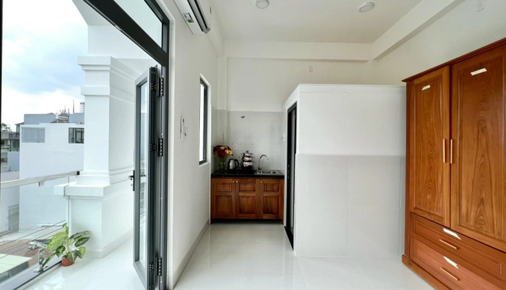 Phòng ban công mới xây 100% ngay Âu Cơ