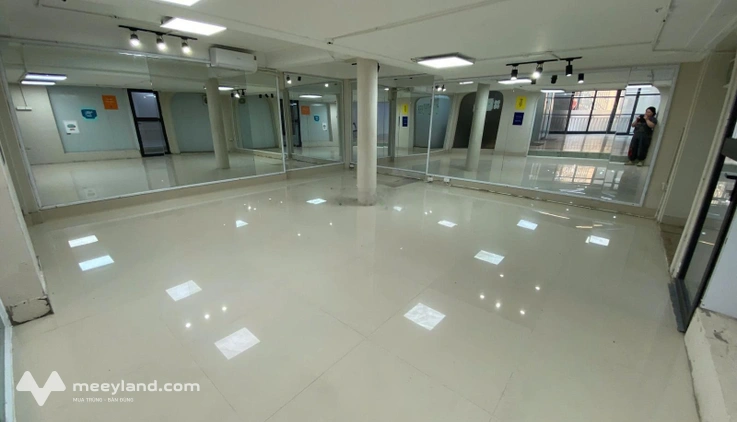 Chính chủ cần cho thuê văn phòng mặt phố Giảng Võ MT 14m, DT 330m²