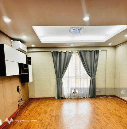 Cho thuê văn phòng D2 Giảng Võ. DT 120m2. Giá 42 triệu/tháng. Điều hòa, trần thả, sàn gỗ