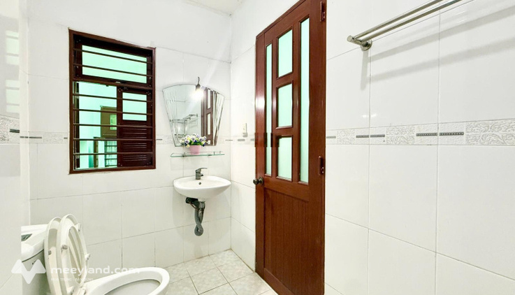 Phòng ban công diện tích rộng giá rẻ đường Huỳnh Tấn Phát.