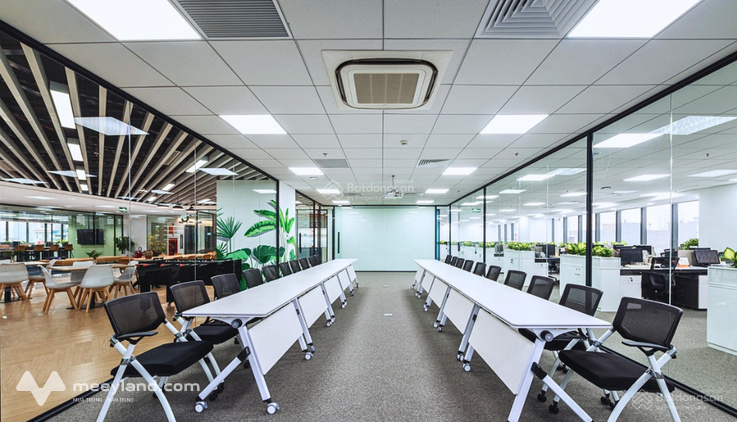 550m² có cắt nhỏ từ 100m² giá 265k/m2/th sẵn nội thất tại Ngoại Giao Đoàn view công viên