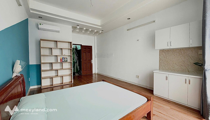 Studio ban công mới, có cửa sổ lớn