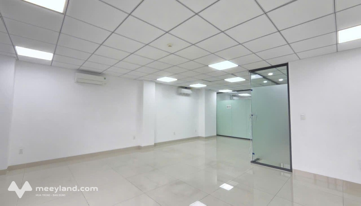 Cho thuê văn phòng 110m2, đã ngăn vách kính 2 phòng, 14 triệu tại KDTVạn Phúc City