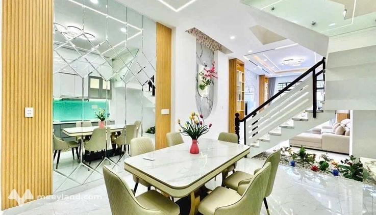 Bán nhà Quận 4, vị trí đẹp, giá 3,79 tỷ, hẻm xe hơi, cần bán gấp