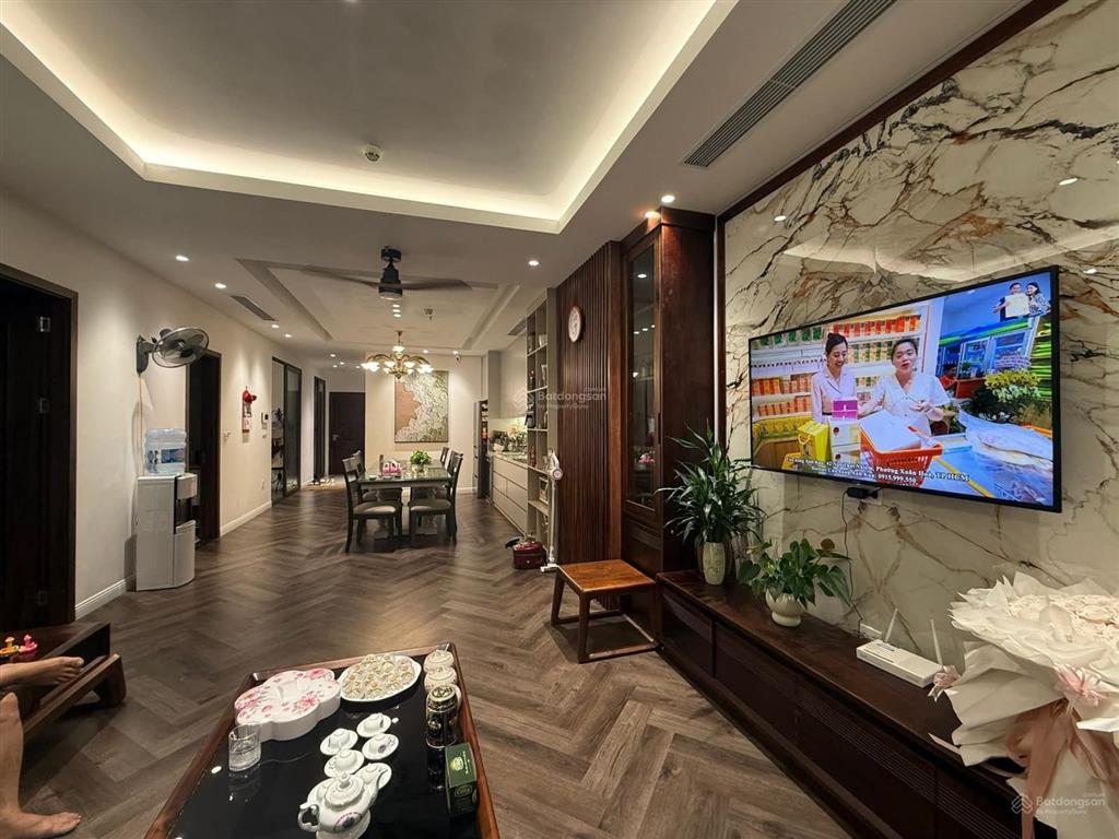 Bán gấp căn hộ 4n tòa r2b royal city nguyễn trãi, thanh xuân. 131m2 tâng trung, nt đẹp, giá 16.9 tỷ