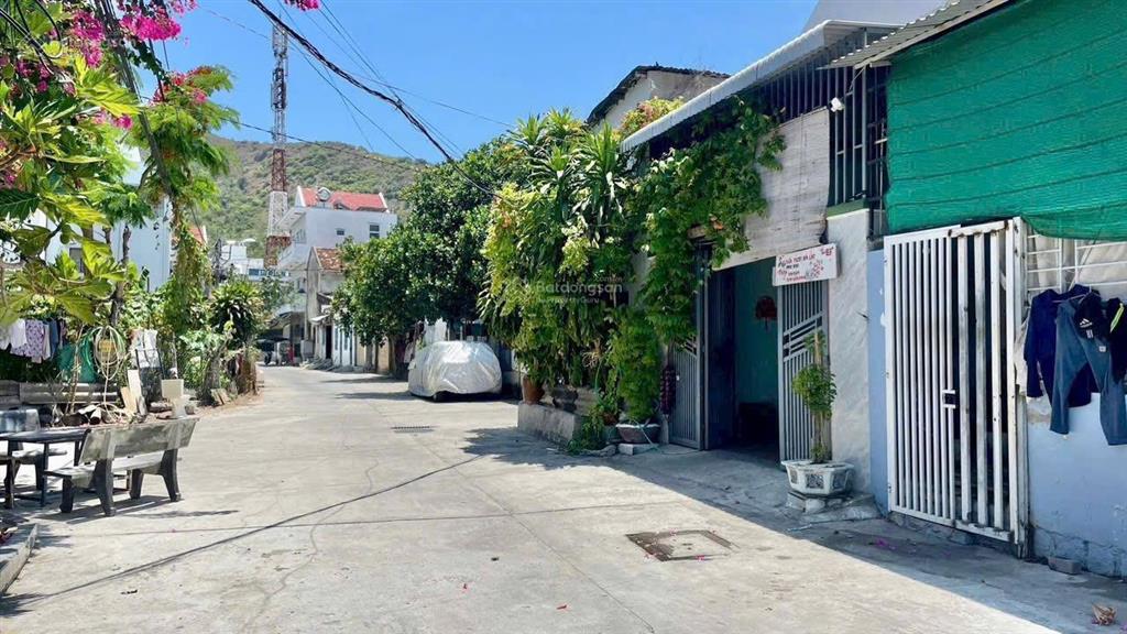 Đất mặt tiền sử hy nhan ngang 6m * gần biển ba làng (tầm 350m) giá 7,5 tỷ.