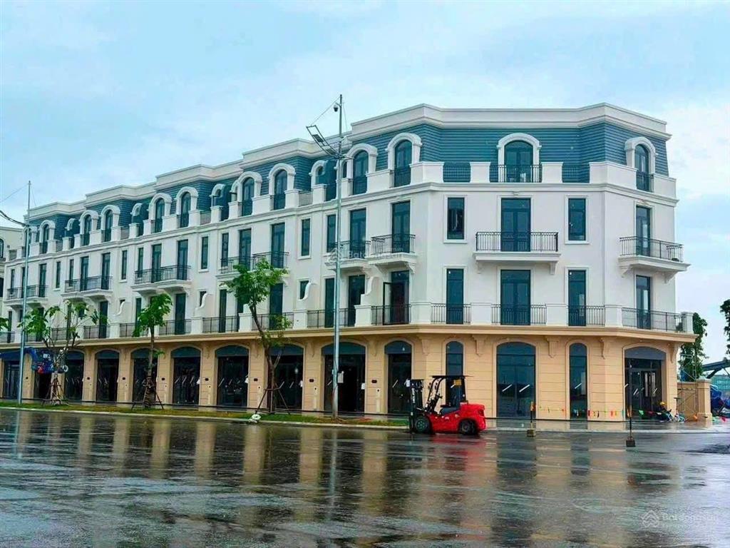 Căn nhà phố 100 m2, ngang 5 mét, dài 20 mét, giá 13.4 tỷ, nhìn trọn hồ lagoon