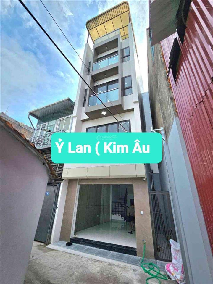Nhà mới toanh nội thất cơ bản khu vực sầm uất đông dân vị trí đẹp.