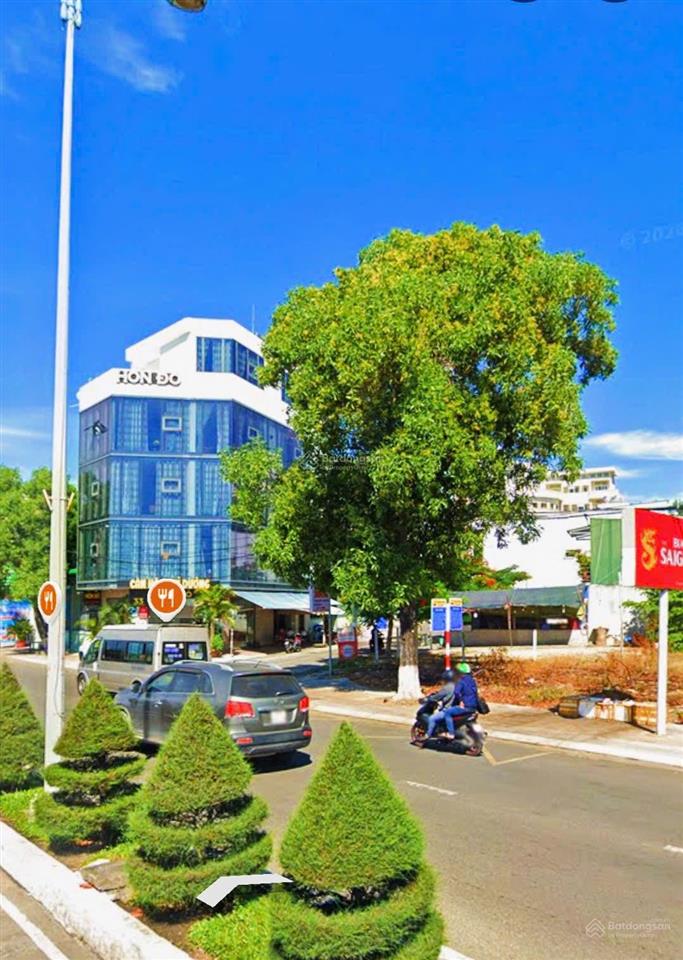 Góc 2 mặt tiền gần biển hòn chồng ôm góc dài 23m ] , sát đường phạm văn đồng. giá 24 tỷ