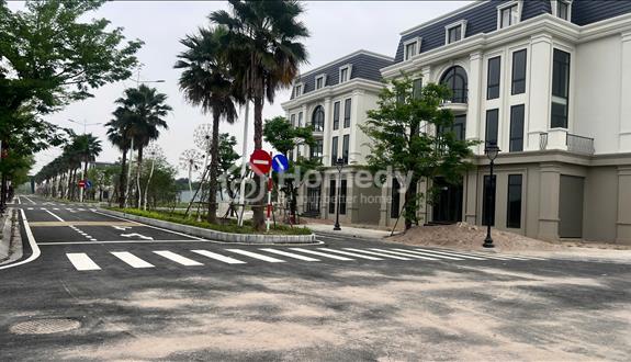 bán nhanh lô shop mặt đường lớn đã đầy đủ đầu chờ điện nước sẵn sàng sử dụng ngay