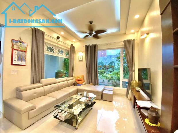 Bán nhà Lạc Long Quân nhà đẹp lô góc ô tô tránh 5 tầng ở ngay 7.4 tỷ