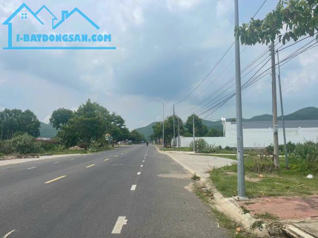 Bán đất đường trục chính Hùng Vương và Lê Duẩn vài chục mét MT bê tông xe hơi 1.65 tỷ/105m