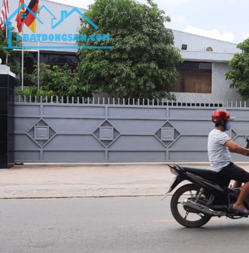 Xưởng may diện tích 3700m hoạt động 6 năm doanh thu ổn định 250 triệu tháng.