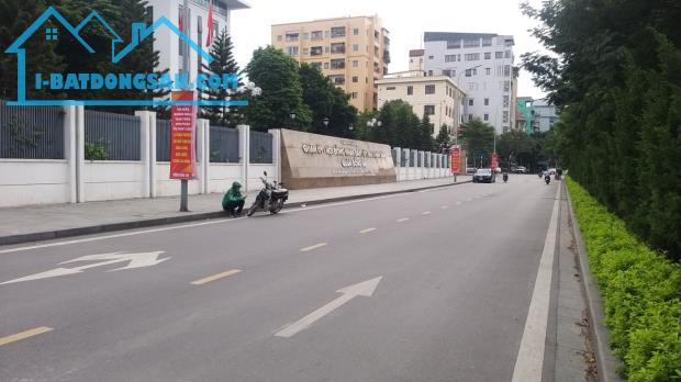 BÁN GẤP NHÀ ĐẸP PHÂN LÔ PHỐ HOÀNG CẦU DT64m2 MẶT TIỀN ĐẸP, KINH DOANH