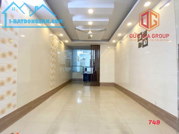 Bán nhà mặt tiền đường D9 khu D2D; 1 trệt 3 lầu sổ hồng hoàn công 286m2 sàn giá 11.5 tỷ