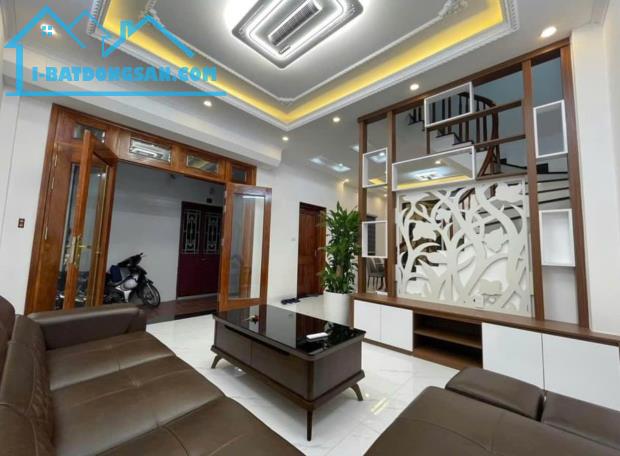 3.45 tỷ-5 tầng. NGÕ THÔNG Ô TÔ QUANH NHÀ- ở luôn. Gần chợ. 5p ra QL 6