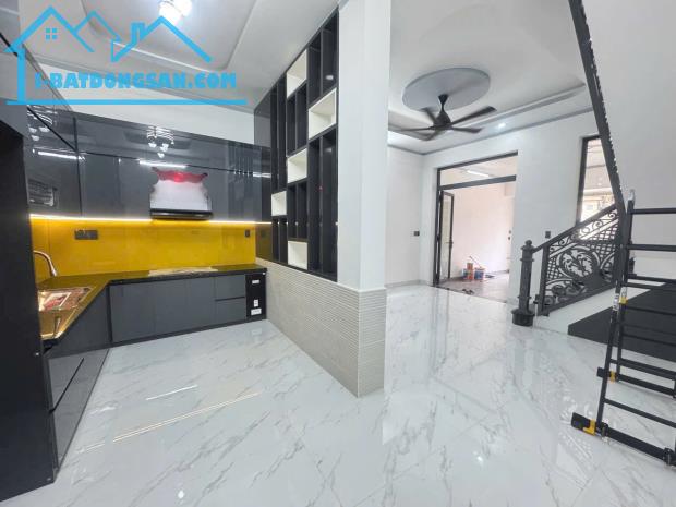 Nhà 1Lầu 1Trệt Mới Xây Có Hoàn Công.2 Ô Tô Né Nhau.Full Nội Thất CAO CẤP