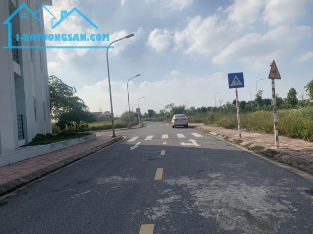 Bán 67m đất đấu giá Cự Khối dãy TT9 trước đường sau đường, đối diện sân nhà văn hóa thoáng