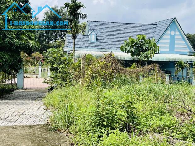 ĐỊNH CƯ SANG ÚC CẦN BÁN GẤP BIỆT THỰ (3125M2) THỔ CƯ NGAY SÁT CHỢ DÂN CƯ ĐÔNG GIÁ 4 TỶ 8