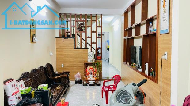 Bán nhà HXH 1025/ Cách Mạng Tháng 8 - DT 45m2 - 2 tầng - giá 7.9 tỷ TL
