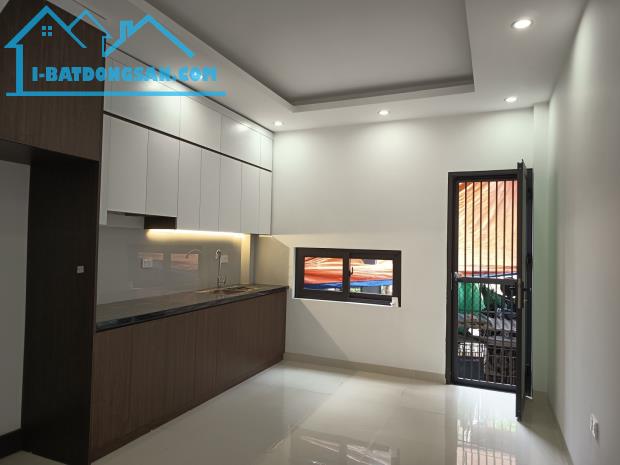 Chính chủ gửi bán nhà 5 tầng tại trung tâm xã Hoài Đức 42m2,MT 4m 6.1 tỷ, ô tô đỗ cửa.