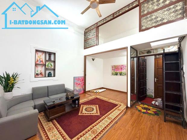 Bán căn hộ Phố Phùng Hưng, tầng 2, 60m2 x 3 ngủ - Sổ riêng - Nhà đẹp, KD, 1 bước ra phố