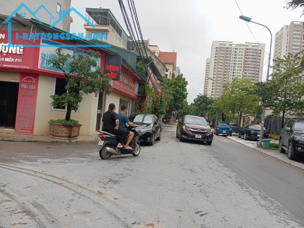 Bán đất dịch vụ Tân Tây Đô 55 m2,mặt tiền 4.5 m giá 10 tỷ , đường trước nhà 30 m.
