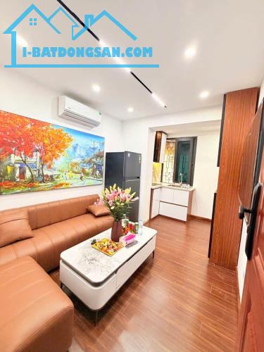 Bán căn hộ tập thể tầng 1 Phố Hàng Chuối, Lô góc, 60m2 x 2 ngủ 1 khách, SĐCC - Nhỉnh 4 Tỷ