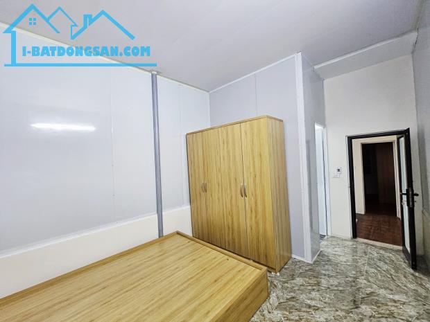BÁN NHÀ CẦU GIẤY -LÔ GÓC-38M2 X 4 TẦNG- GẦN Ô TÔ -GẦN TRƯỜNG THƯƠNG MẠI-SƯ PHẠM