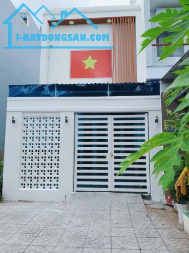 BÁN NHÀ 1T1Lửng, MẶT TIỀN - KDC Bình Nhựt (12Ha8). Đối diện cổng TRƯỜNG HỌC