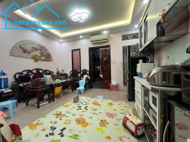 Bán căn hộ tập thể Phố Lý Nam Đế - Tầng 2+3 - 80m2 - Khu quân đội - SĐCC - Giá 5,5 Tỷ