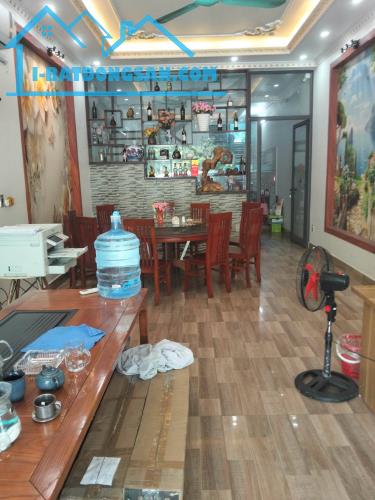 Nhà 4.5 tầng đối diện trường Nguyễn Huệ Cẩm Giàng giá 6.x tỷ