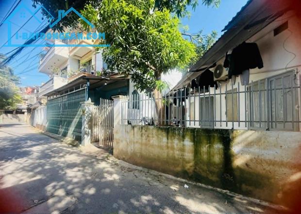 BÁN ĐẤT TẶNG DÃY TRỌ NGAY TT THÀNH PHỐ !