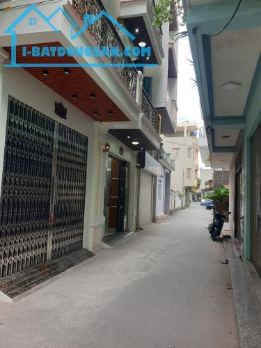 BÁN NHÀ 3.85 TỶ 4 TẦNG 40M2 ( ĐÔNG BẮC ) Ô TÔ ĐỖ CỬA NGÕ TRƯỜNG CHINH